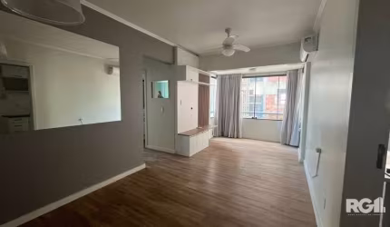 Apartamento 02 dormitórios  Living amplo para 2 ambientes com sacada integrada Piso Vinculo com home e espelho na parede,  uma vaga de garagem, localizado ao lado do Zaffari. Ele foi recentemente refo