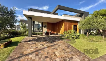 Casa à venda no exclusivo condomínio Quintas do Lago, com 273 m² de área construída em um lote de 598 m². Este imóvel de alto padrão oferece 04 suítes independentes, lavabo, e um amplo living integrad