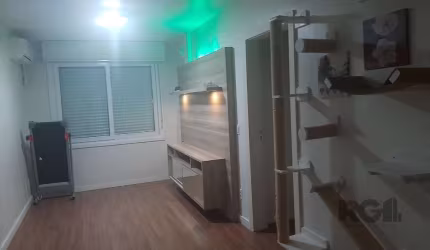 Apartamento 2 dormitórios, de frente 100% reformado bairro Cidade Baixa- Porto Alegre&lt;BR&gt;Impecável apartamento 2 dormitórios, de frente, living 2 ambientes, 1 banheiro social, área de serviço  t