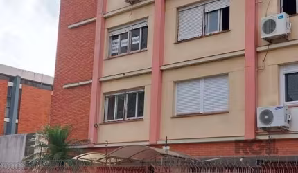 Compre ótimo apartamento com, living dois ambientes, cozinha, área de sertviço, vc auxiliar, dependência de empregada, banheiro social e 3 dormitórios, com 113m² de área privativa no bairro Santana, l