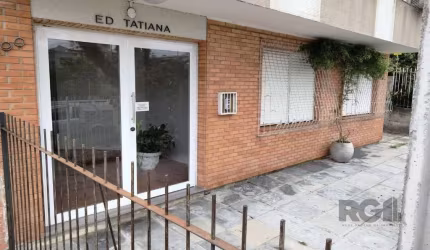 EDIFICIO PEQUENO COM 2 PAVIMENTOS , APARTAMENTO COM 2 DORMITORIOS COMPLETO , COZINHA SOB MEDIDA EM MDF, DORMITORIO DO CASAL COM ROUPEIRO EMBUTIDO COM CAMA BOX EM MDF , BANHEIRO COM BOX BLINDEX , SALA 