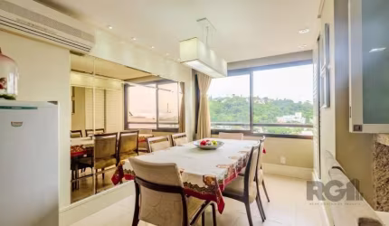 Lindo apartamento no andar alto, com 3 dormitórios ,1 suíte, banheiro social, living amplo para dois ambientes, cozinha americana montada e área de serviço. Possui 2 vagas de garagem. &lt;BR&gt;O cond