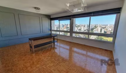 Apartamento com 4 quartos, vaga de garagem, no bairro Moinhos de Vento, Porto Alegre/RS&lt;BR&gt;&lt;BR&gt;Este amplo apartamento conta com 4 quartos , comodidade e privacidade para toda a família. A 