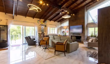 Esta espetacular casa de 5 suítes oferece conforto, sofisticação e contato com a natureza. A suíte master é um verdadeiro refúgio, equipada com banheira de hidromassagem e um teto panorâmico, ideal pa