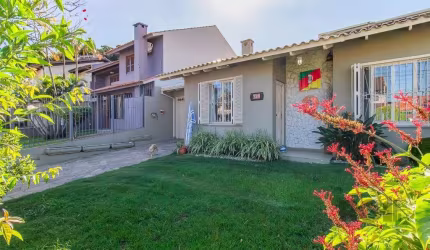 Se você está procurando uma casa alvenaria espaçosa e bem localizada, esta pode ser a opção perfeita para você. Com 4 Dormitórios, sendo 2 suítes diferenciadas ( uma com banheiro completo e a outro c/
