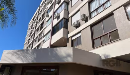 Ótimo apartamento reformado de 69m² com sacada integrada. 2 dormitórios, 1 banheiro, living em 2 ambientes, cozinha totalmente nova, espaçosa e planejada. Excelente vista, ventilação e orientação sola