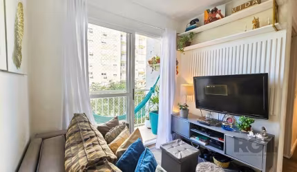 Apartamento à venda no Condomínio Otto Clube Residencial, situado no coração do charmoso bairro Tristeza, em Porto Alegre. &lt;BR&gt;Este imóvel impecável oferece um layout funcional com 2 quartos, in