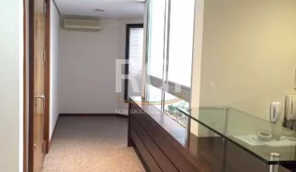 Andar inteiro de salas / conjuntos comerciais em prédio comercial de alto padrão, no Bairro Menino Deus, com 3 (três) vagas de garagem. &lt;BR&gt;&lt;BR&gt;O andar comercial esta mobiliado, composto d