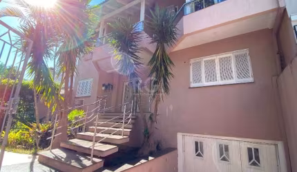 Excelente Casa alugada para comprar, de 458m² localizada em rua residencial e tranquila no Bairro Chácara das Pedras. Linda casa com 3 pavimentos e quintal com piscina. No primeiro pavimento hall de e