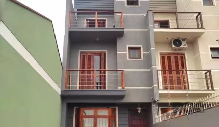 Excelente casa na Zona Norte de Porto Alegre! São 150m² de área privativa distribuídos em amplo living para dois ambientes, lavabo, 3 dormitórios sendo 2 suítes com sacada, banheiro social, cozinha am