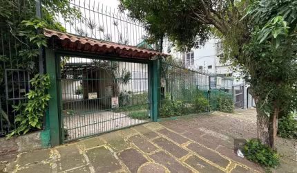 Casa residencial com 3 dormitórios 68m² privativos no bairro Bom Jesus, 4 vagas, garagem fechada, a uma quadra da Cristiano Fischer perto da PUC. Sala para 2 ambientes e Sala de Jantar separada, pátio