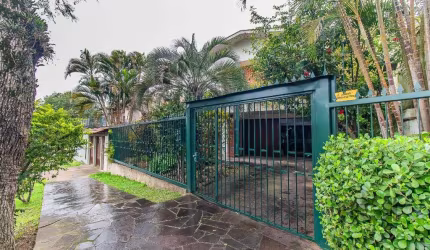 CASA - Imóvel com 258 m² de área construída em terreno de 306,80 m², composto por 3 dormitórios, sendo um deles suíte, sala de estar, jantar, lareira, banheiro social e auxiliar, escritório, jardim de