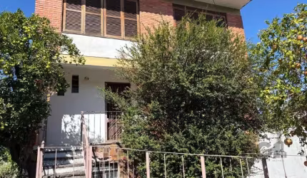 Casa residencial dois andares, 2 dormitórios com suíte, Living amplo espaçoso,2 cozinhas ampla podendo ser divida em dois ambientes, 4 banheiros.&lt;BR&gt;Parte superior cozinha, banheiro, dispensa e 