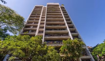 Localizado no prestigiado bairro Mont`Serrat, construído pela renomada Pilla Guarita, este belo imóvel oferece um ambiente acolhedor e confortável, perfeito para famílias que buscam qualidade de vida.