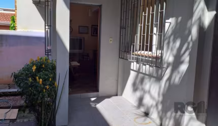 A casa tem dois andares. Sendo, dois apartamentos independentes, ambos iguais: com cozinha, sala, 3 dormitórios (1 suíte,), 1 banheiro social, área de serviço. Nos fundos tem mais um apartamento indep