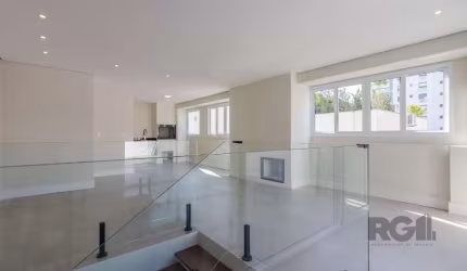 Cobertura, 100% reformada com 2 suítes , vaga de garagem coberta e prédio com elevador no Bairro auxiliadora.&lt;BR&gt;No primeiro piso, living, cozinha americana, lavabo, enorme área de serviço e dua