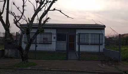 Casa de 80m² privativos com finalidade mista, Hall de entrada, 3 salas, 3 banheiros, cozinha, área de serviço, pátio e quintal.