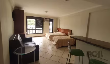 Este Studio funcional e completo é ideal para quem busca conforto e praticidade no dia a dia. O espaço conta com um dormitório integrado, mobiliado com cama, sofá-cama, armários e uma televisão de 32 