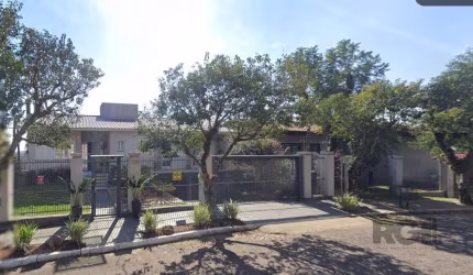 Casa com 3 dormitórios, sendo 2 suítes, lavabo, amplo living, adega, cozinha com móveis planejados, lareira, salão de festas/ espaço gourmet, piscina, garagem para 2 carros , lavanderia e linda vista.