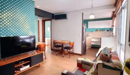 Excelente apartamento com 2 suítes totalmente mobiliado, inclusive com os eletrodomésticos , 49,62m², ótimo living, cozinha americana montada. Totalmente refrigerado, com split instalado na sala e nas