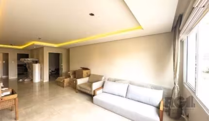 Vende-se apartamento desocupado 2 suítes, gabinete/escritório, 2 vagas de garagem cobertas e escrituradas. .&lt;BR&gt;Apartamento todo modernizado com 116m² privativos, peças amplas, 2 suítes, living 