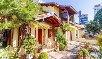 Casa para venda na Rua Porto Príncipe, bairro Jardim Lindóia. &lt;BR&gt;&lt;BR&gt;Imóvel conta com móveis planejados, 04 dormitórios, sendo 01 suíte master e 01 suíte, 04 banheiros, 02 lavabos, escrit
