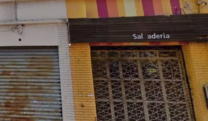 Prédio próximo a São Pedro, no Bairro São Geraldo, Porto Alegre, RS, com 4 lojas individuais mais ou menos 40m²,instaladas num terreno  de 11mx17m. Mais um terreno com entrada pela Buarque de Macedo d