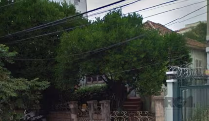 Terreno com casa no bairro Passo Dareia, ótimo para  uso COMERCIAL .   Terreno residencial no bairro Passo da Areia em Porto Alegre em com 310 m² por R$ 580mil.&lt;BR&gt;Oferta Terreno à venda em Port