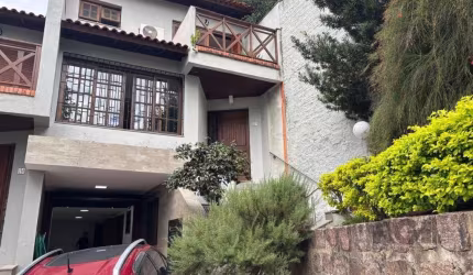 Excelente casa em condomínio no bairro Tristeza. &lt;BR&gt;&lt;BR&gt;Primeiro piso com garagem, churrasqueira, lavanderia, despensa, dependência e banheiro. Segundo piso ou entrada principal da casa c