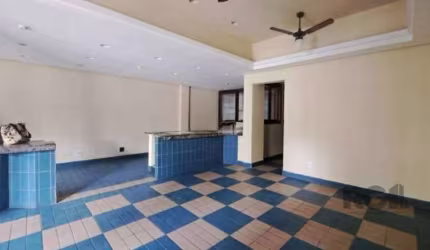 Excelente loja comercial de frente ,pra rua, no Bairro Floresta, frente a Igreja São Pedro, com 87,00m2 privativo, desocupada, com 3 banheiros, cozinha, amplo salão envidraçado e persianas de seguranç