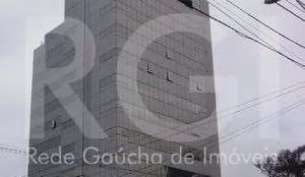 Excelente loja no bairro Bela Vista, na Avenida Carlos Gomes, próxima a Anita Garibaldi com 91,82 metros privativo, toda envidraçada, alto fluxo de carros.&lt;BR&gt;Piso em  porcelanato, forro em gess