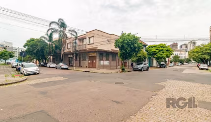 Loja com 93 m² no bairro Floresta.&lt;BR&gt;&lt;BR&gt;Loja equipada para atividade de restaurante,&lt;BR&gt;salão com mesas e cadeiras, balcão de buffet, &lt;BR&gt;freezers, balcão refrigerado, coifa,