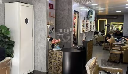 Venda ou aluguel. Amplo salão com estrutura pronta para salão de beleza,  totalmente mobiliado com cadeiras, espelhos, macas e Split. Ponto com mais de 20 anos, possui uma vasta carteira de clientes. 