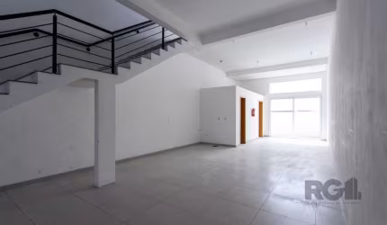 Excelente Loja Comercial para Locação! Loja nova, ampla e bem localizada, com 240m², incluindo mezanino e dois banheiros. O imóvel conta ainda com estacionamento na frente, proporcionando mais comodid