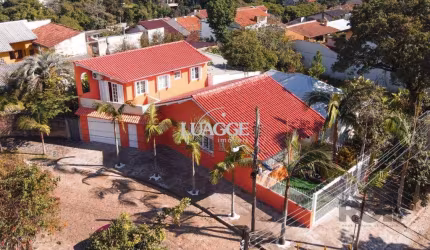 Fantásatico imóvel, composto por duas casas e uma kitnet.