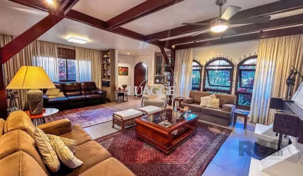 Casa 3 dormitórios, suíte, lareira, churrasqueira,, pátio, vaga garagem com 309 m² privativos.