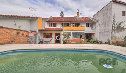 Casa a venda composta de 4 dormitórios no bairro Jardim Isabel em Porto Alegre