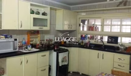 Casa para Venda - 385m², 5 dormitórios, sendo 2 suites, 3 vagas - Guarujá