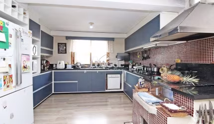 Casa para Venda - 220m², 2 dormitórios, sendo 2 suites, 3 vagas - Teresópolis