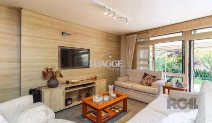 Casa para Venda - 235m², 4 dormitórios, sendo 1 suites, 2 vagas - Azenha