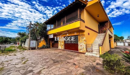 Casa com 2 salas comerciais, 3 quartos, vaga de garagem churrasqueira, suíte, no bairro Cavalhada, Porto Alegre/RS