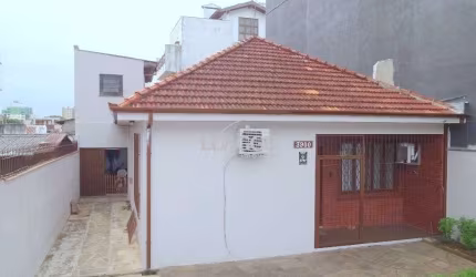 Casa no bairro Higienópolis de 3 dormitórios 3 vagas DESOCUPADA