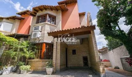 Casa de 147m² - 3 dormitórios, 1 suíte, churrasqueira, pátio com piscina e 3 vagas de garagem no Guarujá