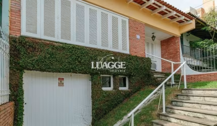 Casa 3 dormitórios com uma 1 suite, 2 banheiros, terraço, bem iluminada. Próxima ao Shopping Boubon Teresópilis