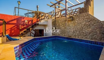 Belíssima casa de 375m² e 04 dormitórios sendo 01 suíte.