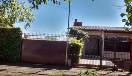 Casa com 3 dormitórios e amplo pátio com grama.