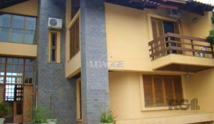 Casa de 370m² - 4 dormitórios, 2 suítes e 4 vagas de garagem no bairro Espírito Santo