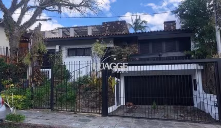 Excelente casa de 308 m² com 4 suítes e 4 vagas de garagem.