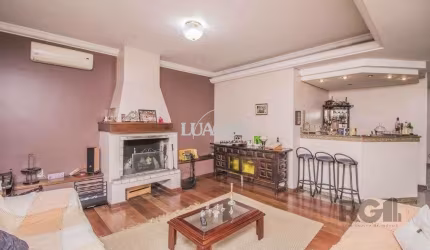 Casa de 329m² - 4 dormitórios, 1 suíte, 6 vagas no bairro Vila Jardim