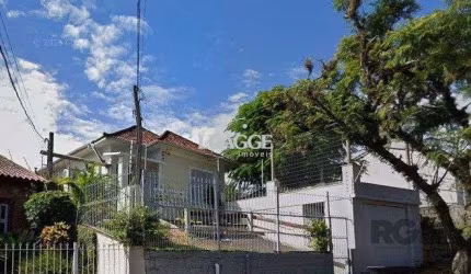 Casa 3 dormitórios,  1 vaga de garagem ampla e coberta.  Possui edícula com 3 peças. Espaço com churrasqueira e dispensa. Área total de  484m².